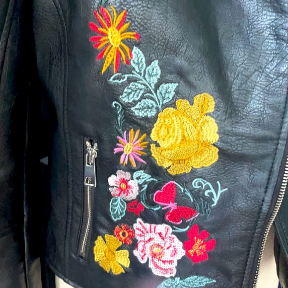 Faux leather floral moto jacket 🌺🌼🥀 - Picture 2 of 5